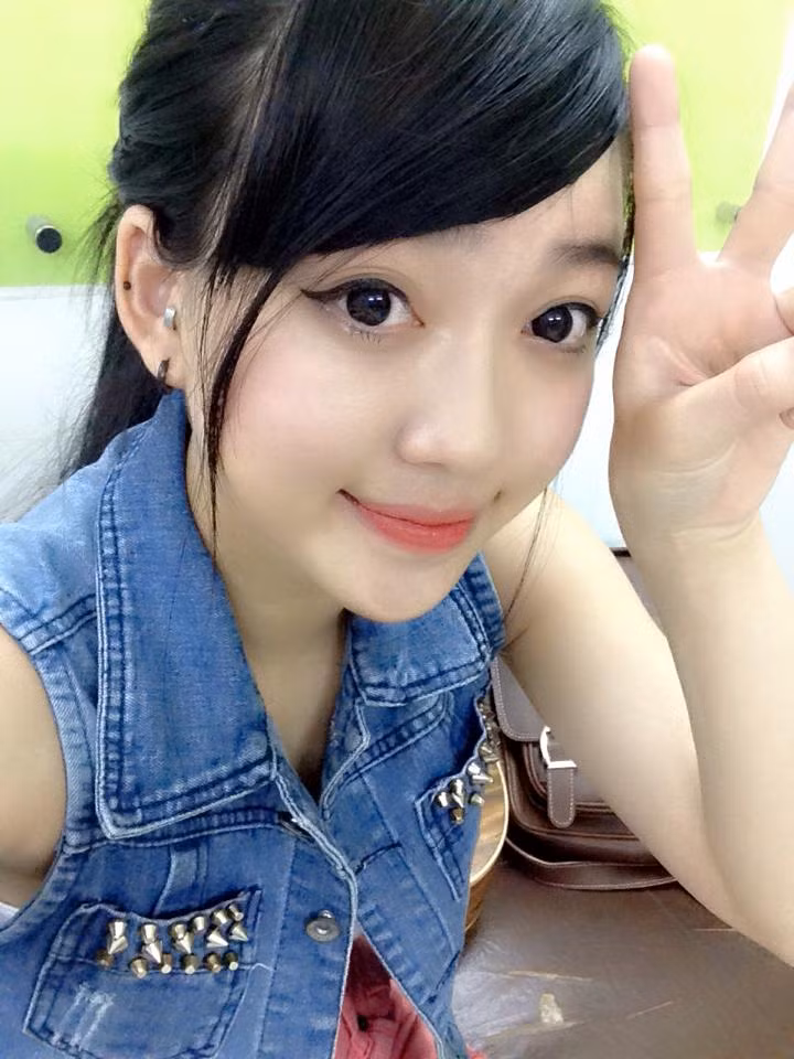 Ngoài nghệ thuật, Lê Võ Huỳnh Nga còn là một cô gái có khiếu kinh doanh. Hiện tại cô bạn là chủ của một shop hàng online, chuyên kinh doanh các loại trang sức, vật dụng làm đẹp cho giới trẻ.