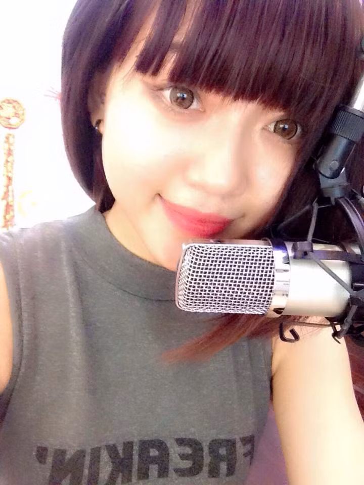 Đàn giỏi hát hay nhưng ít người biết Huỳnh Nga còn là một dancer, một vũ công trẻ tuổi với đam mê và kỹ năng đầy ấn tượng. Huỳnh Nga cũng sở hữu một số clip vũ đạo với nội dung hay, được biên đạo cẩn thận và chuyên nghiệp.