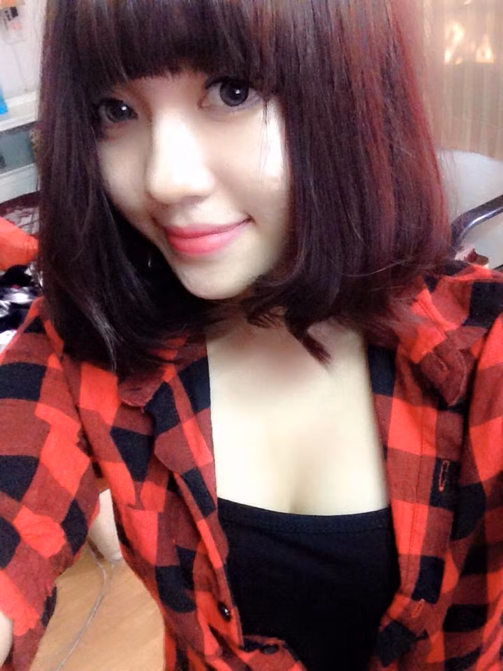 Tài ăn nói cũng là một thế mạnh đặc biệt khác của Huỳnh Nga. Trong vai trò của một nữ MC trực tuyến, Yori Lê từng là gương mặt rất nổi tiếng, làm nóng nhiều chat room trên hệ thống mạng giao lưu phổ biến của giới trẻ.