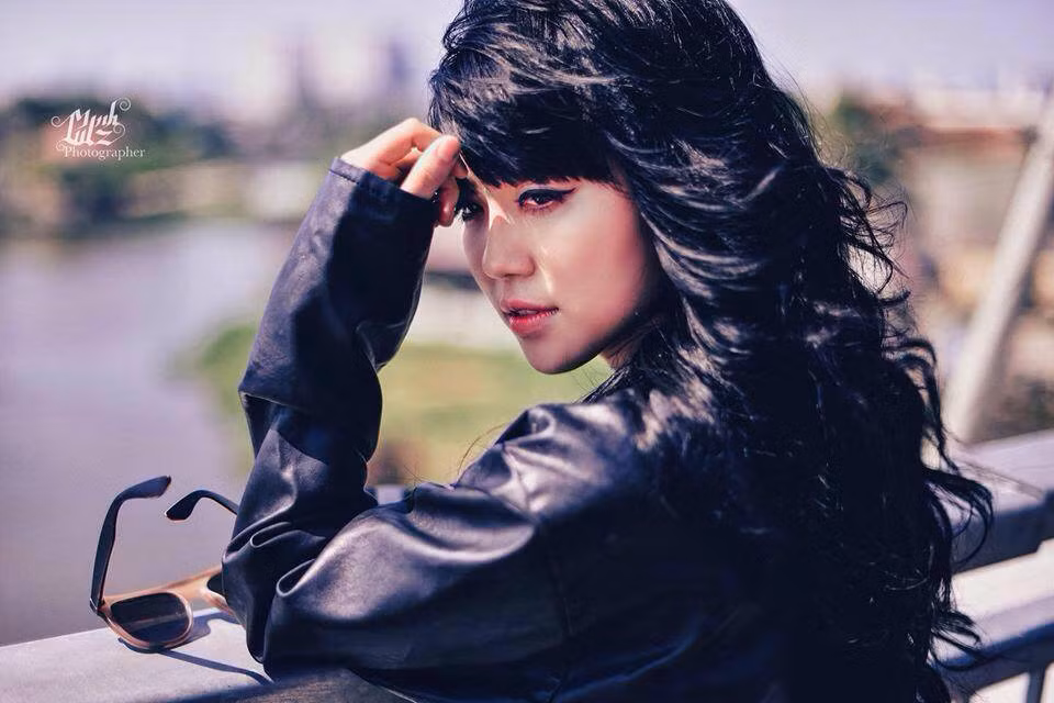 Ngắm nét đáng yêu, cá tính của cô búp bê đàn hay hát giỏi Yori Lê.