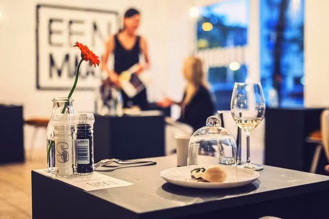 Nhiều nghệ sĩ, những bạn trẻ yêu thích sự độc lập đã phản hồi trên Fanpage của Eenmaal rằng họ cảm thấy việc dùng bữa "tự kỷ" ở đây mang đến cho họ rất nhiều cảm hứng trong công việc.