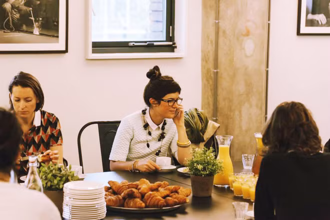 Chính điều này đã tạo nên cảnh tượng và bầu không khí khá rất lạ thường trong một nơi được gọi là quán cafe, nhà hàng. Ở đây, hầu như chẳng ai nói chuyện, giao tiếp với ai. Các vị khách ai cũng có việc riêng của mình hoặc ngồi không "tự kỷ".