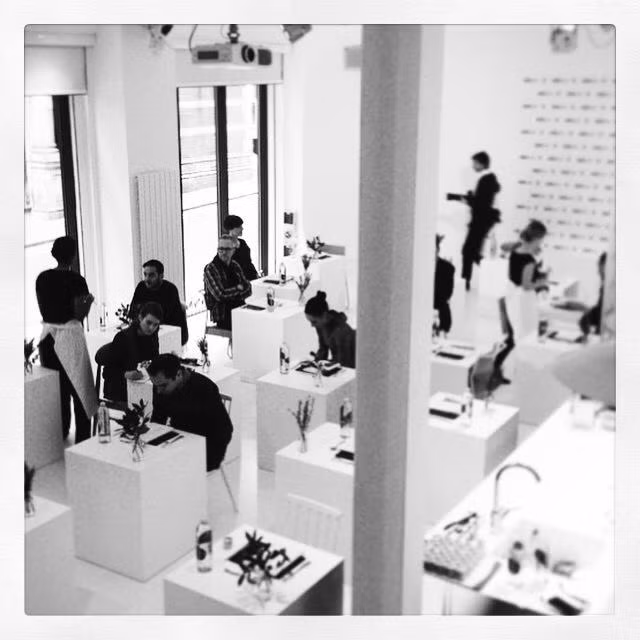 Tuy nhiên, sự khác thường này lại nhận được sự hưởng ứng, yêu thích của rất nhiều người. Có không ít người yêu thích sự tự do, độc lập, có sở thích ăn uống, ngồi cafe, thư giãn và làm việc một mình thường bị cho là "tự kỷ" hay "không bình thường"... nhưng khi đến với Eenmaal, họ lại được thoải mái một cách tối đa.