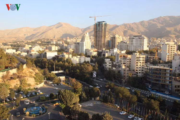 Một địa điểm ở phía Bắc thành phố. Xa xa là dãy núi đá. Địa hình Tehran được ví như cái chảo: lòng chảo là nơi cư ngụ của giới bình dân, khu vực cao hơn là các biệt thự của nhà giàu.