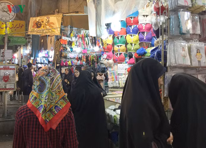 Hàng quần trong chợ, chủ yếu là đồ Trung Quốc, nhưng giá cũng khá đắt.