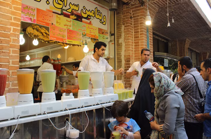 Hàng bán nước hoa quả bán rất chạy trong thời tiết nắng nóng.