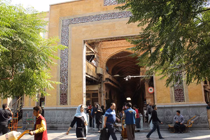 Chợ, với những hành lang kéo dài hàng 10 km, mỗi khu vực chuyên một số mặt hàng.