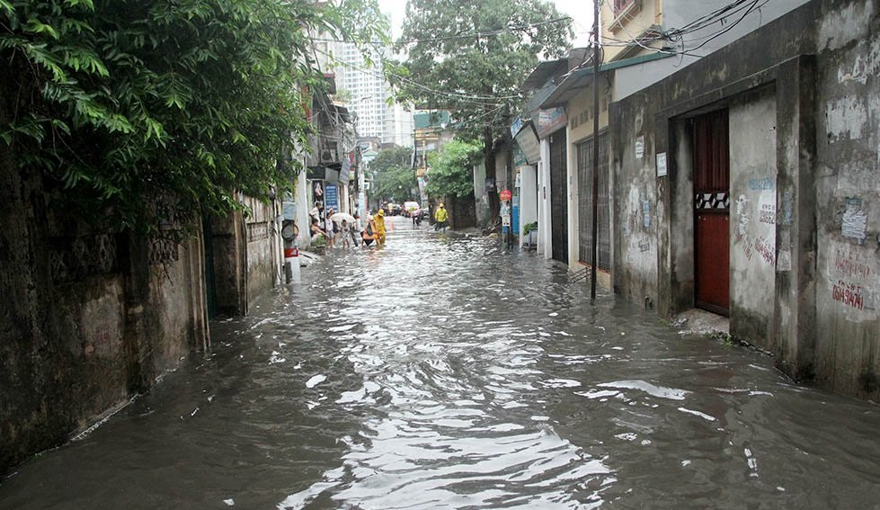 Phố Nguyễn Chính (quận Hoàng Mai) là tuyến phố vừa được cống hóa nhưng luôn bị ngập sâu vào tận nhà dân xung quanh. Theo lý giải của chính quyền, nguyên nhân bởi cốt đường nhiều tuyến phố xung quanh cao hơn, khớp nối hạ tầng thoát nước trên địa bàn chưa đồng bộ.