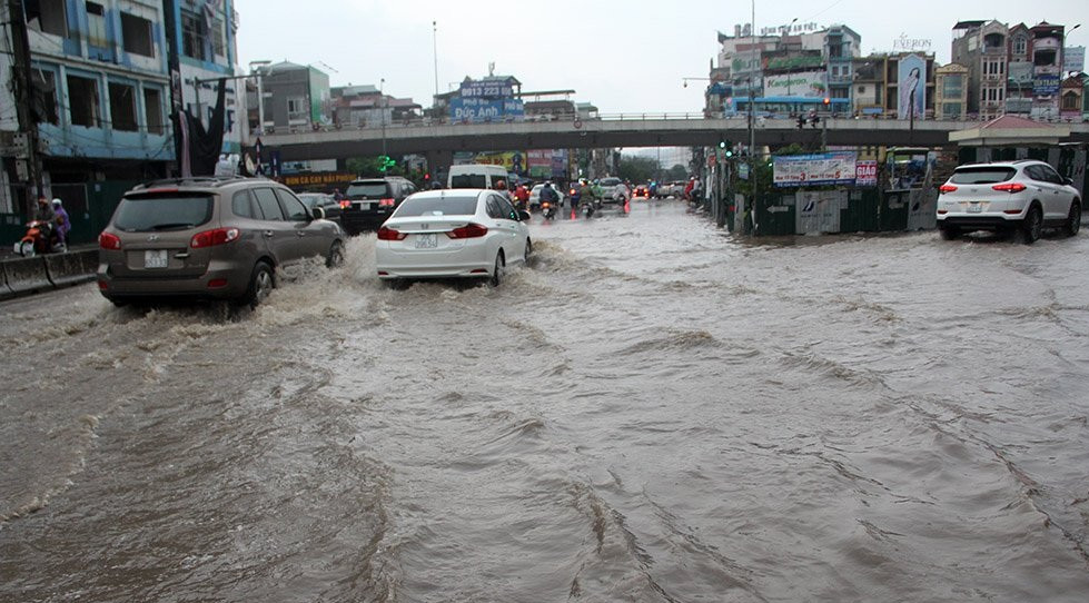 Đường Trường Chinh (quận Thanh Xuân) là khu vực "nổi tiếng" vì ùn tắc giao thông, đặc biệt trong những giờ cao điểm. Ở thời điểm hiện tại, công trình đường sắt trên cao đang được xây dựng khiến giao thông nơi đây luôn trong tình trạng ách tắc kèm theo ngập nước, hố ga.