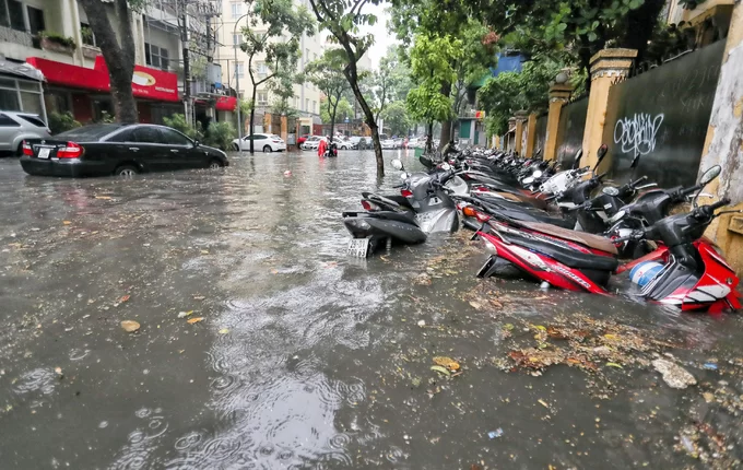 Tại phố Phan Bội Châu (quận Hoàn Kiếm), nước thường xuyện ngập đến phân nửa xe máy.