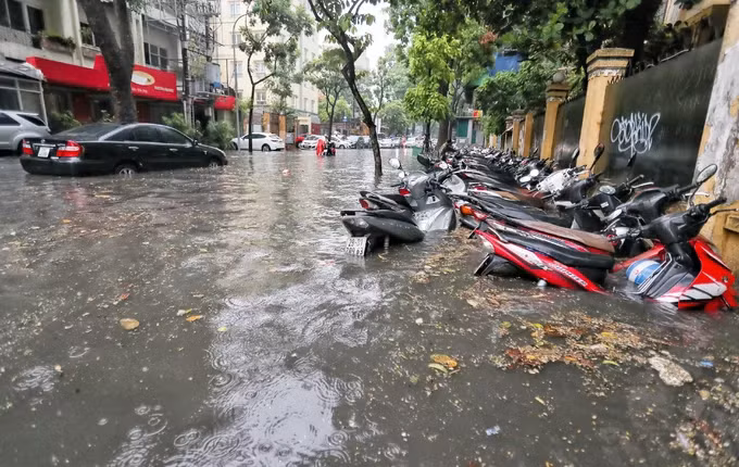 Tại phố Phan Bội Châu (quận Hoàn Kiếm), nước thường xuyện ngập đến phân nửa xe máy.