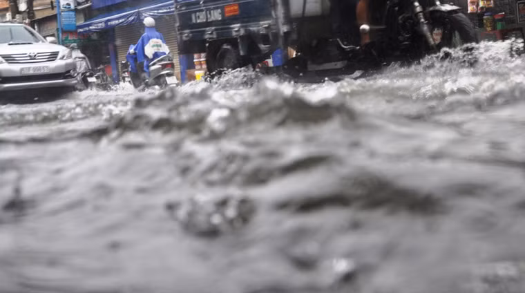 Đến hơn 17h cùng ngày, mây đen vẫn đang giăng kín khắp nơi, trời nhiều gió và báo hiệu thời tiết khu vực Nam Bộ đang diễn biến xấu.