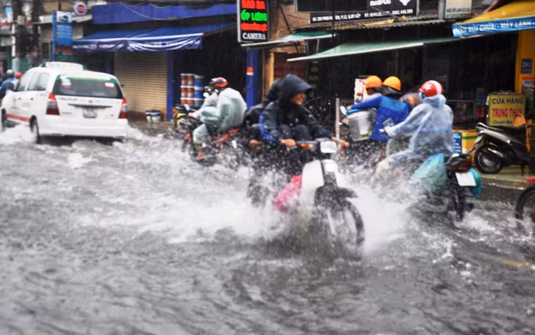 Theo Đài khí tượng Thuỷ văn khu vực Nam Bộ, lúc 12h trưa cùng ngày, hệ thống rađa từ trạm Nhà Bè (TP HCM) đã phát hiện tín hiệu ghi nhận dông sét đang xảy ra ở khu vực Nam Bộ như TP HCM, Bà Rịa - Vũng Tàu, Đồng Nai, Bình Dương, Tiền Giang, Long An...