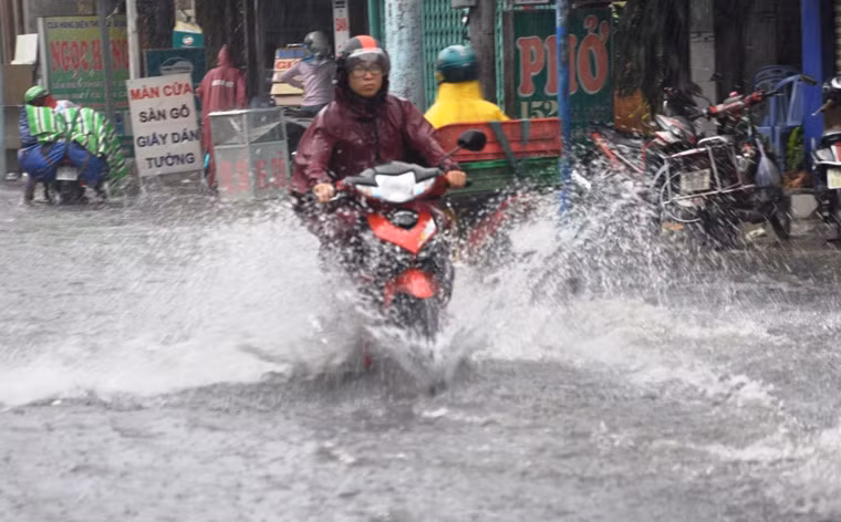 Nhiều tuyến đường trên địa bàn các quận 12, Bình Tân, Tân Bình, Gò Vấp... ngập trong nước khiến các phương tiện đi lại khó khăn.