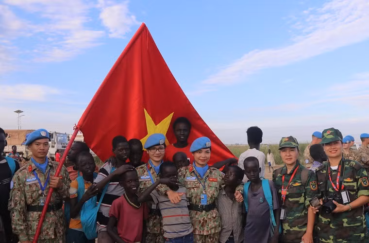 Chia sẻ với phóng viên Báo Quân đội nhân dân, Trung úy, bác sĩ Từ Quang, Đội trưởng Đội AMET thuộc BVDC 2.2 cho biết các thành viên trong đội đã được chuẩn bị kỹ về chuyên môn, nhất là trình độ ngoại ngữ để đáp ứng yêu cầu nhiệm vụ ở một lĩnh vực tương đối mới và đặc biệt. Ảnh: Infonet.