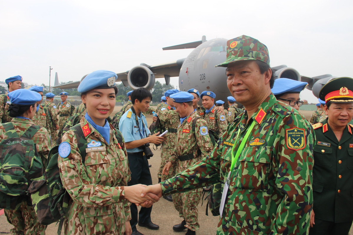 Đội AMET sẽ phải thực hiện nhiệm vụ trong điều kiện thường xuyên di chuyển bằng đường không, trong môi trường đa văn hóa và đa ngôn ngữ nên không thể thiếu các kỹ năng trong giao tiếp cũng như ngoại ngữ và sức khỏe…Ảnh: Tổ Quốc.