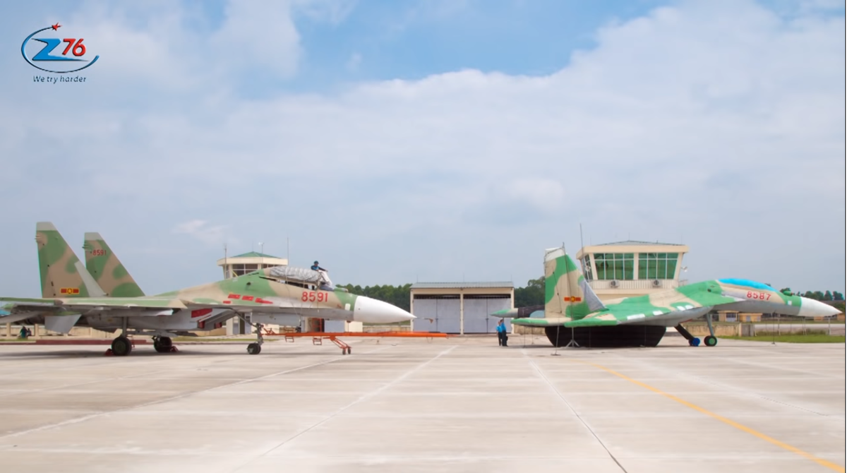 Sau khi đánh giá, Hội đồng nghiệm thu đã đề nghị Bộ Quốc phòng cho sản xuất và đưa vào trang bị; đồng thời đề nghị Nhà máy Z176 tiếp tục nghiên cứu phát triển các sản phẩm mô hình bơm hơi khác như: Máy bay Su-22, hệ thống tên lửa C125-2TM, hệ thống radar cảnh giới… Hình ảnh so sánh khí tài bơm hơi mô phỏng tiêm kích Su-30MK2 do Z176 sản xuất và khí tài thật. Nguồn ảnh: Nhà máy Z176.