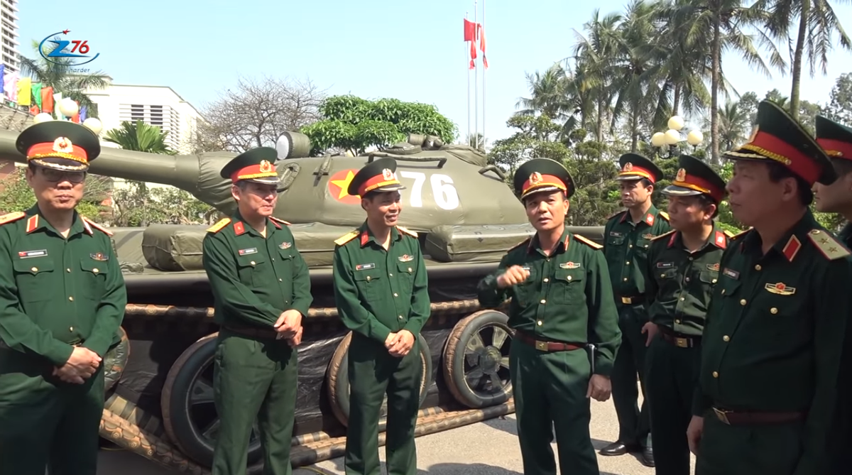 Để các khí tài bơm hơi này trở nên khó phát hiện hơn trước các thiết bị trinh sát điện tử, Quân đội Nga còn lắp cho chúng các bộ phát nhiệt và làm giả cả tín hiệu phản xạ của sóng radar. Tuy nhiên hiện không rõ các khí tài bơm hơi của Việt Nam có được trang bị các thiết bị này hay không. Nguồn ảnh: Nhà máy Z176.