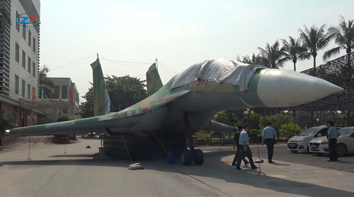 Được biết trước khí tài bơm hơi mô phỏng tên lửa S-300, từ năm 2017 Nhà máy Z176 đã chế tạo thành công khí tài ngụy trang mô phỏng tiêm kích Su-30 và đã được Hội đồng nghiệm thu của Quân chủng PK-KQ thẩm định và công nhận kết quả sản phẩm đạt các tiêu chuẩn kỹ thuật theo yêu cầu đề ra. Nguồn ảnh: Nhà máy Z176.