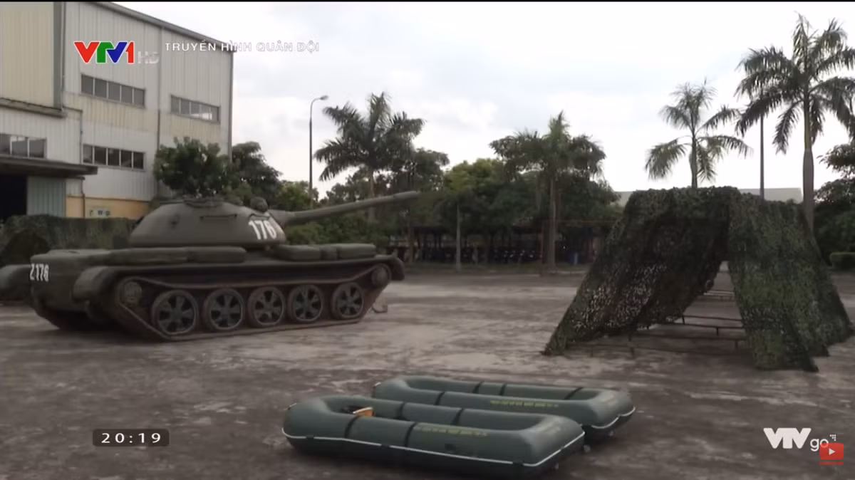 Trong Kháng chiến chống Mỹ bộ đội tên lửa Việt Nam từng dùng các mô hình tên lửa S-75 bằng cót ép để đánh lừa hoạt động trinh sát của Không quân Mỹ. Chiến thuật này đã phát huy hiệu quả trong nỗ lực chống chiến tranh phá hoại của Mỹ ở miền Bắc. Nguồn ảnh: Truyền hình Quân đội.