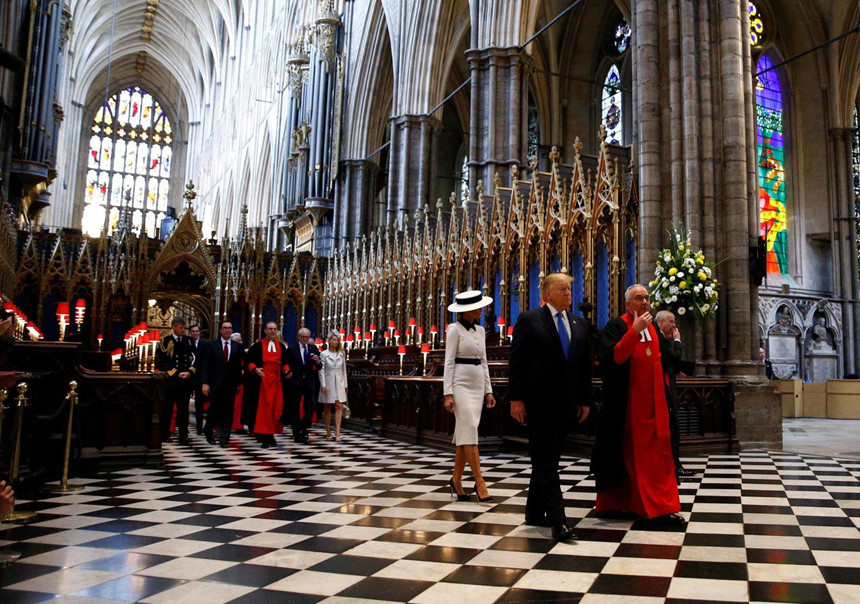 Tổng thống Trump sau đó đi cùng Hoàng tử Andrew đến nhà thờ Westminster Abbey nổi tiếng của London. Ông cùng phu nhân đã đặt vòng hoa tại bia tưởng niệm các liệt sĩ không tên. Ảnh: Getty.