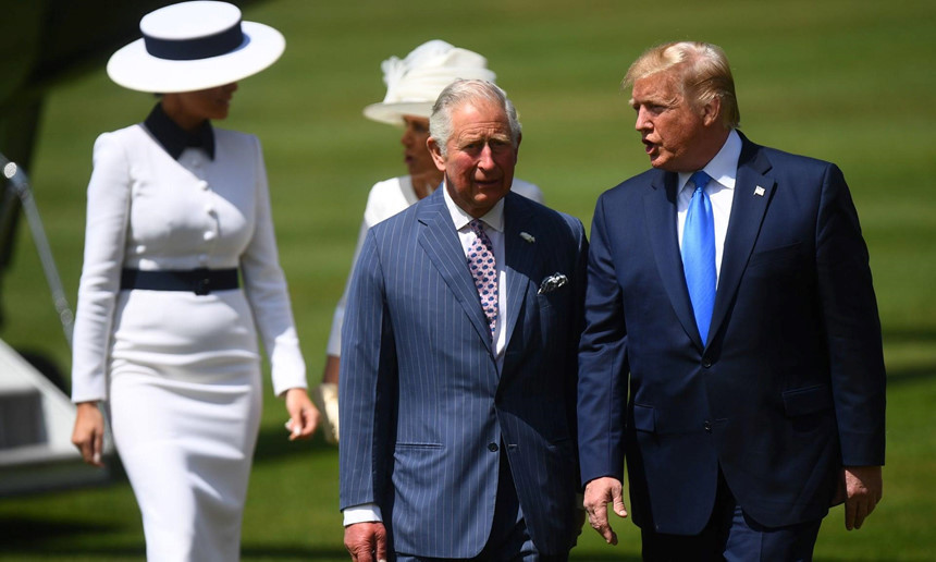 Hoàng tử Charles ra tận trực thăng để đón tổng thống Mỹ cùng phu nhân. Ống kính truyền thông ghi nhận ông Trump nắm tay vị hoàng tử xứ Wales khoảng 10 giây khi sánh bước trên thảm cỏ của cung điện Buckingham. Con gái ông Trump là Ivanka cùng chồng, Jared Kushner, đã đến cung điện từ trước. Ảnh: PA.