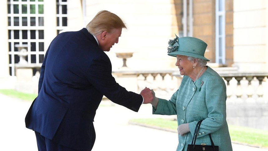 Cái "bắt tay" đầu tiên của Tổng thống Trump với nữ hoàng Anh ở Điện Buckingham lại khiến nhiều người bàn luận vì phong cách bắt tay khác thường của nhà lãnh đạo Mỹ. Ảnh: Reuters.