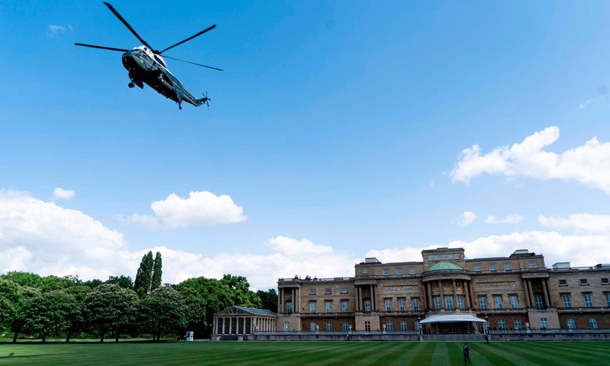 Trực thăng Marine One của Tổng thống Trump hạ cánh trên thảm cỏ bên trong cung điện Buckingham. Ảnh: AFP.
