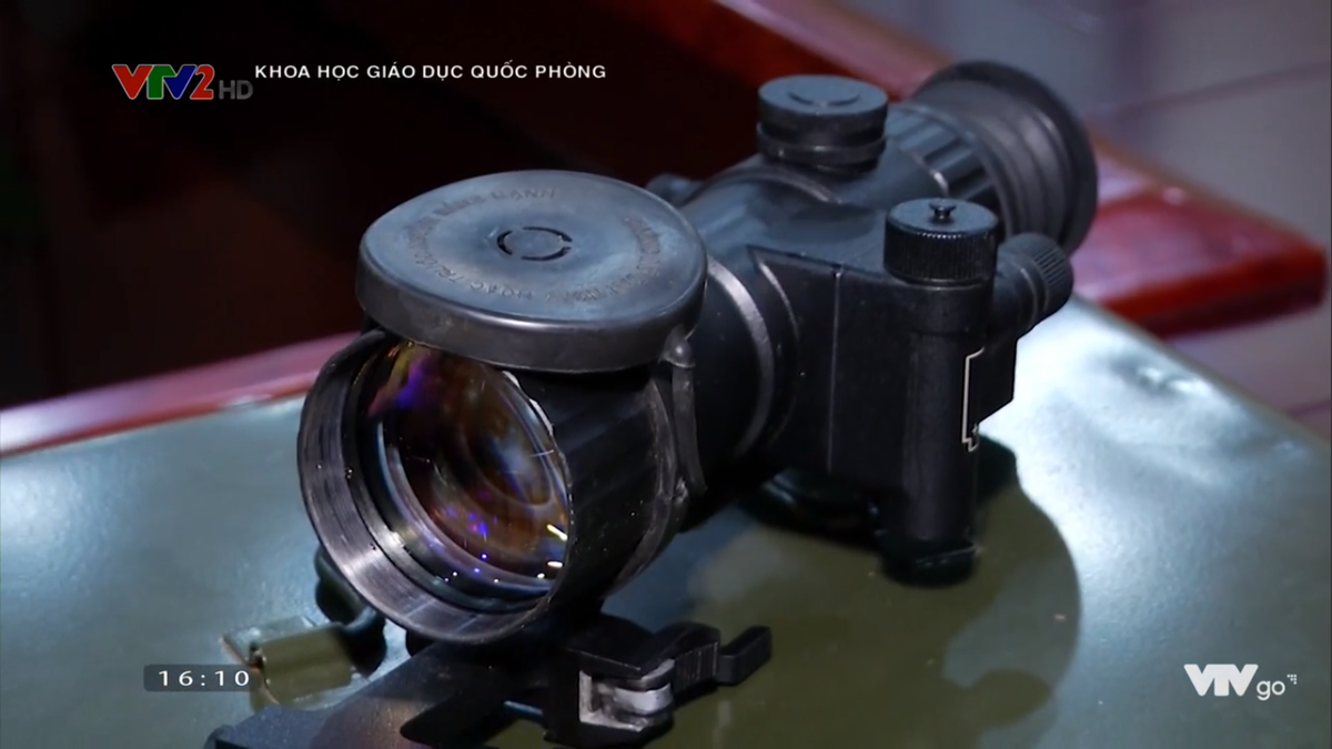 Kết quả nghiên cứu bộ ba kính ngắm quang học thế hệ mới của Viện Vũ khí, đã cho thấy công nghiệp quốc phòng Việt Nam hoàn toàn có thể đáp ứng yêu cầu trang bị đồng bộ các loại kính ngắm quang học ngày/đêm trên súng trường Galil ACE. Nguồn ảnh: VTV2.
