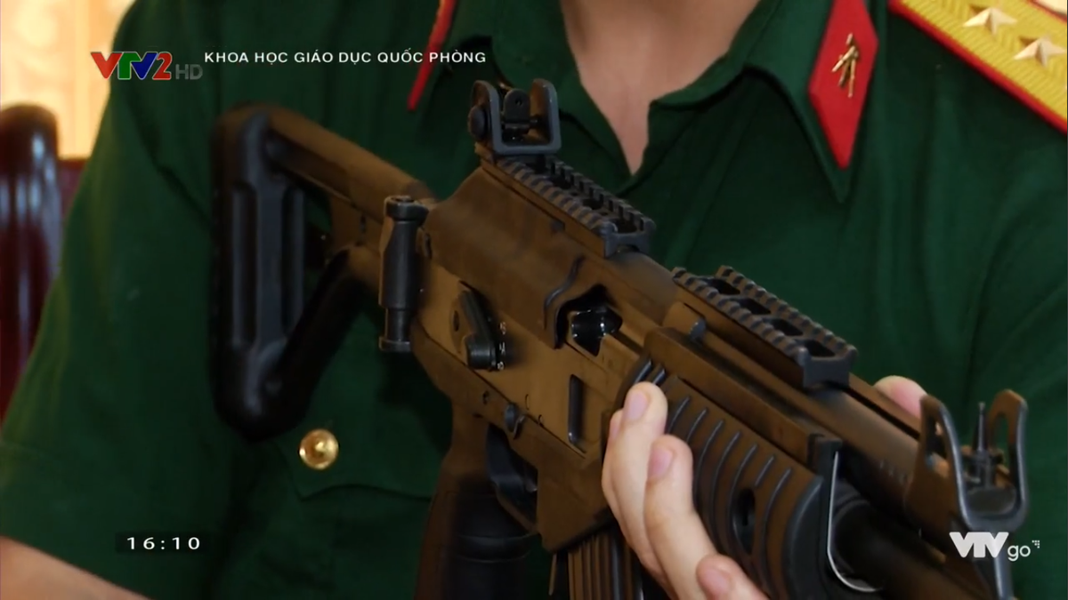 Và câu trả lời cho bài toán này chính là bộ kính ngắm ngày/đêm và kính quy chiếu cho súng trường Galil ACE do các cán bộ, kỹ sư quân sự Viện Vũ khí tự thiết kế chế tạo dựa trên các công nghệ có sẵn. Càng đặc biệt hơn trong quá trình thử nghiệm bộ kính ngắm này đã đảm bảo các tính năng kỹ thuật tương tự với mẫu của nước ngoài. Nguồn ảnh: VTV2.