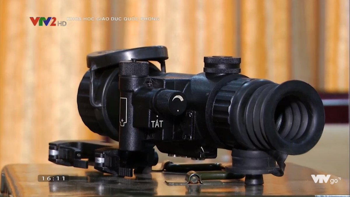Cũng từ công trình này các cán bộ, kỹ sư Viện Vũ khí hoàn toàn có thể áp dụng thành tựu hiện có để cho ra đời các mẫu khí tài bộ binh khác, trong đó đặc biệt là các thiết bị kính ngắm nhìn đêm. Nguồn ảnh: VTV2.