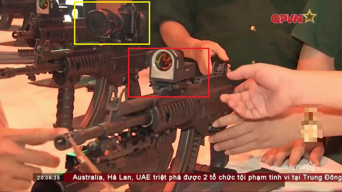 Cùng với các mẫu súng trường tấn công do Israel phát triển đang được các quân binh chủng sử dụng, thì mẫu kính ngắm Mepro 21 cũng dần trở nên phổ biến trong Quân đội ta. Trong ảnh hình vuông đỏ là kính ngắm Mepro 21, và trong hình vuông vàng là mẫu kính ngắm ngày/đêm do Viện Vũ khí của Việt Nam tự phát triển. Nguồn ảnh: QPVN.