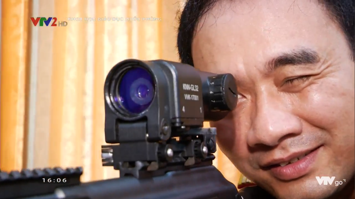 Ngoài ra các mẫu kính ngắm mới giành cho súng trường Galil ACE đều được chế tạo bằng các loại vật liệu mới có độ bền cao phù hợp với môi trường nóng ẩm của Việt Nam, nhưng lại có trọng lượng nhẹ, giúp làm giảm trọng lượng của súng khi gắn thêm các loại kính ngắm trong chiến đấu. Nguồn ảnh: VTV2.