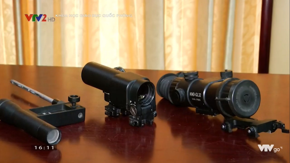 Cận cảnh bộ ba kính ngắm ngày/đêm và kính quy chiếu do Viện Vũ khí chế tạo giành cho súng trường Galil ACE. Nguồn ảnh: VTV2.