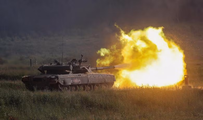 Xe tăng T-80 khai hỏa trên thao trường Alabino ở Khu vực Moscow trong khuôn khổ triển lãm Army-2019 từ ngày 25-30/6.