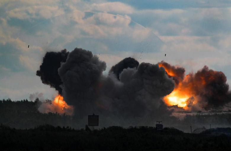 Khói lửa bốc lên sau màn phô diễn sức mạnh của các khí tài Nga.