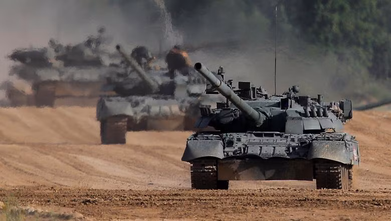 Nga đang sở hữu khoảng 4.500 xe tăng T-80 các loại. Loại xe này chỉ được trang bị cho các đơn vị chủ lực như Sư đoàn bộ binh cơ giới Cận vệ số 2 Tamanskaya và Sư đoàn bộ binh cơ giới Cận vệ số 4 Kantemirowsk.