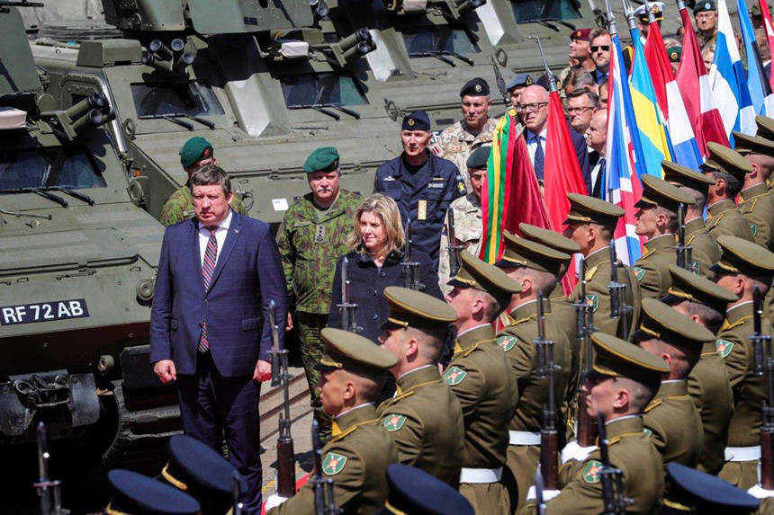 Bộ trưởng Quốc phòng Anh Penny Mordaunt nói với các phóng viên: "Nga đang trở nên quyết đoán hơn, chúng tôi thấy họ triển khai nhiều vũ khí mới hơn. Chúng tôi có thể tưởng tượng các kịch bản có thể diễn ra trong tương lai".
