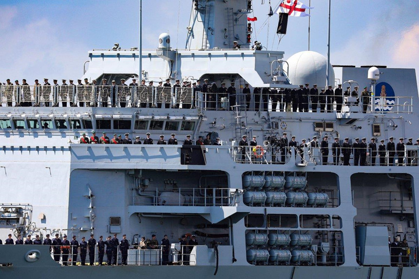 HMS Albion là tàu đổ bộ lớn nhất của Hải quân Hoàng gia Anh với lượng choán nước đầy tải hơn 21.000 tấn. Tàu có thể chở theo 67 xe thiết giáp và hơn 400 lính thủy quân lục chiến.