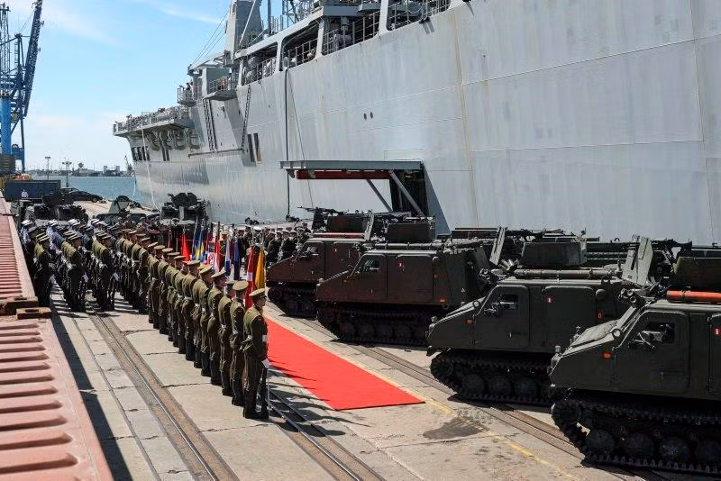 Cuộc tập trận mang tên Bảo vệ Baltic có sự tham gia của 4.000 binh sĩ, 44 tàu chiến từ 9 quốc gia thuộc Hiệp ước Bắc Đại Tây Dương (NATO). Tàu đổ bộ có sàn đáp cho trực thăng HMS Albion của Hải quân Hoàng gia Anh là kỳ hạm của cuộc tập trận.