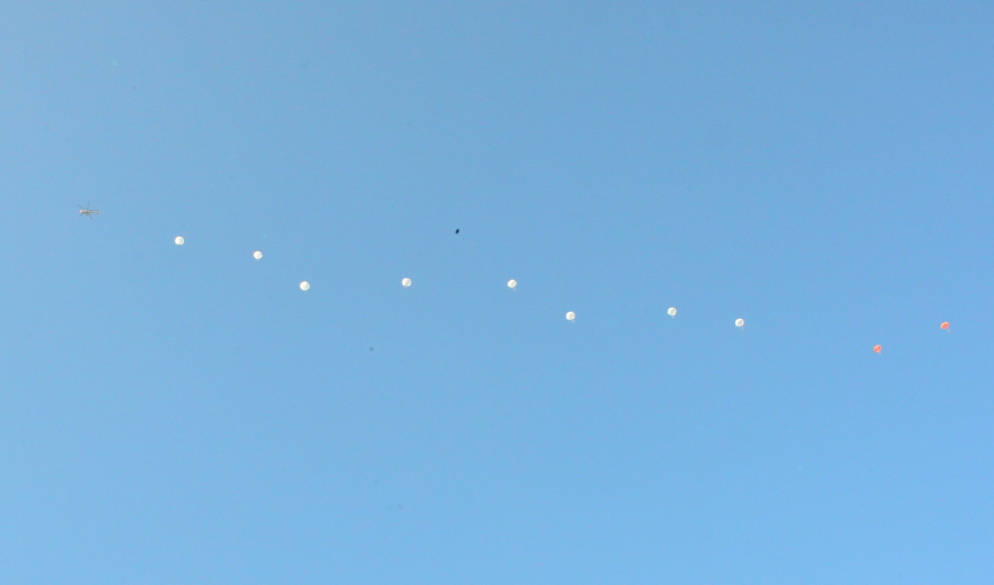 Như những chấm trắng trên trời xanh