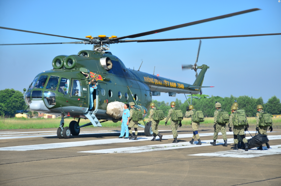 Đúng giờ quy định, các chiến đấu viên của Tiểu đoàn Đặc công Quân khu 7 hành quân từ khu tập kết ra đường băng để lên máy bay. Mỗi ban bay chuyên chở 10 người. Một lần nhảy chỉ thả năm người.