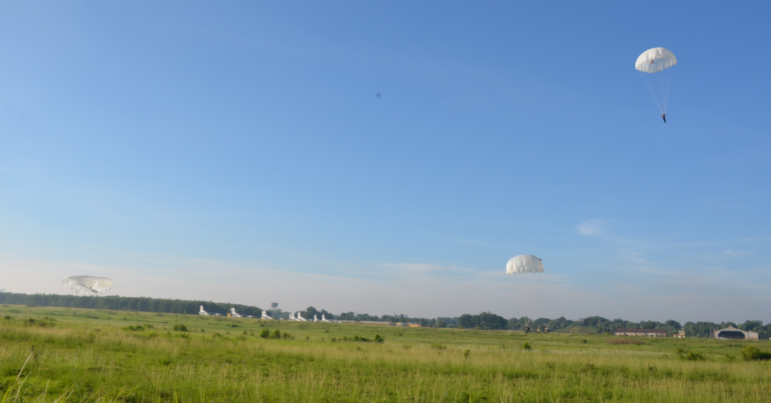 Nhảy dù là một nội dung huấn luyện khó, đòi hỏi phải có sự chuẩn bị chu đáo, tỉ mỉ từ con người cho đến phương tiện. Với sự phối hợp, hỗ trợ tích cực của Sư đoàn 370, Quân chủng Phòng không - Không quân, sau hai giờ thực hành huấn luyện nhảy dù và đổ bộ bằng trực thăng theo tình huống giả định, các chiến đấu viên Quân khu 7 đã hoàn thành tốt nhiệm vụ, tập kích đánh chiếm các mục tiêu, bảo đảm bí mật, bất ngờ, an toàn tuyệt đối.