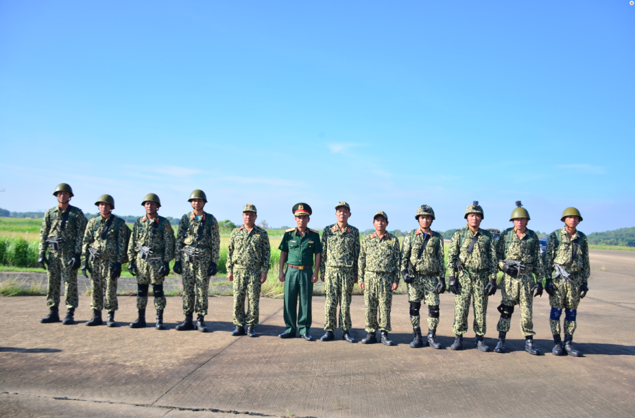 Thiếu tướng Đặng Văn Hùng chụp ảnh lưu niệm cùng cán bộ, chiến sĩ Tiểu đoàn Đặc công 60