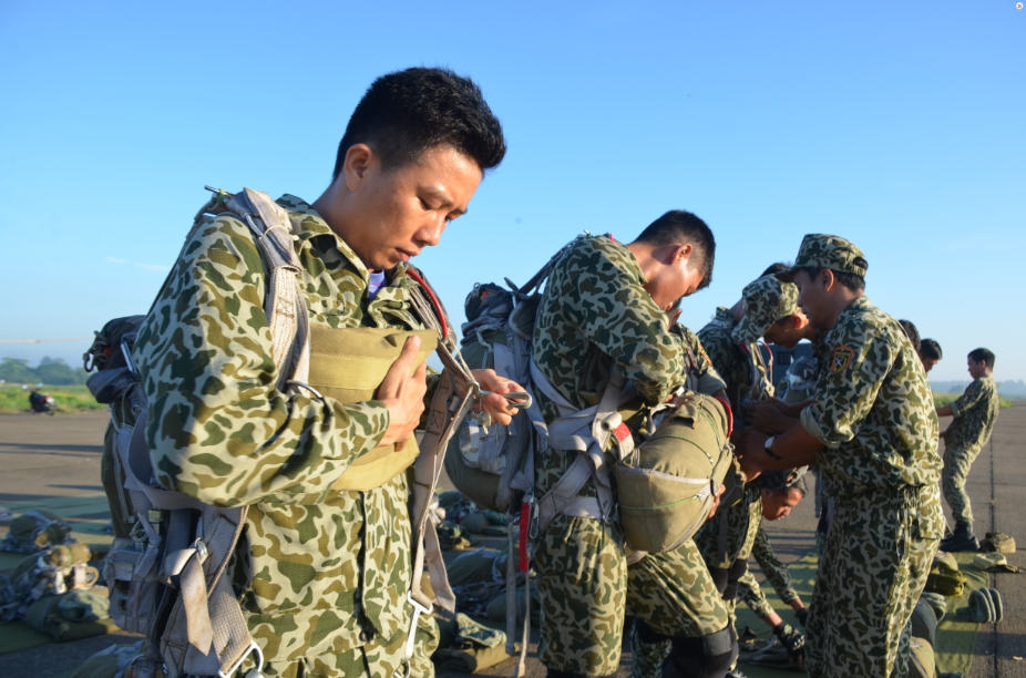 Các chiến đấu viên mang, đeo dù và trang bị