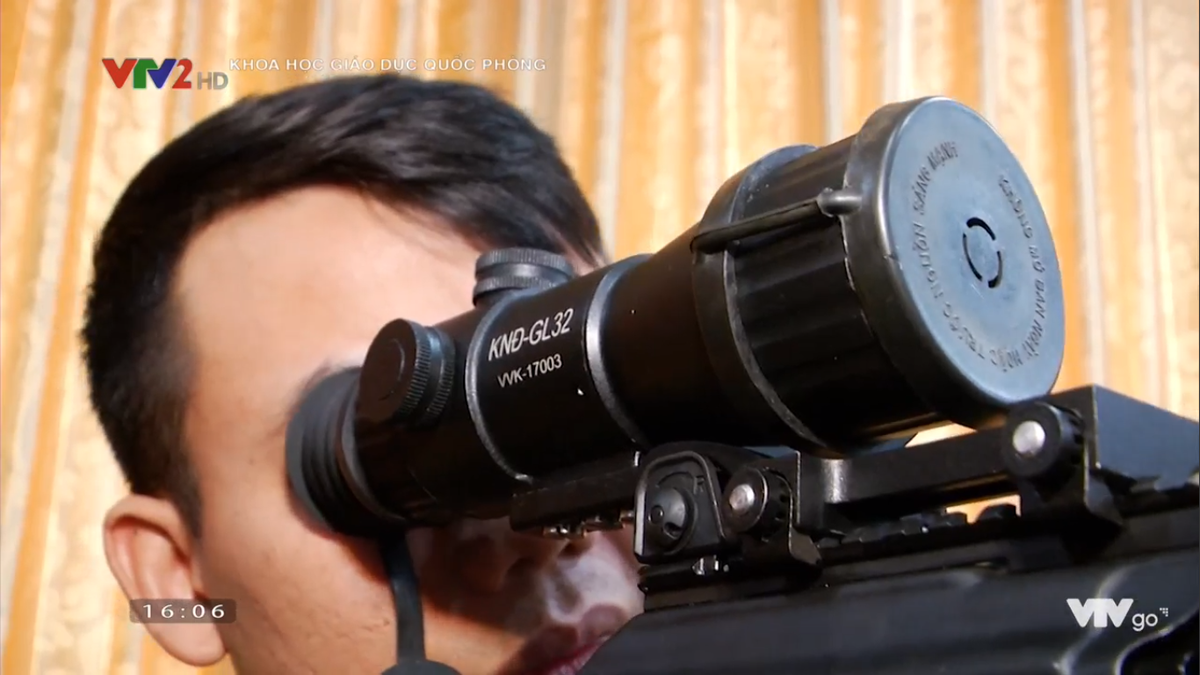 Theo đó khác với các mẫu kính ngắm đêm từng được Việt Nam chế, KNĐ-GL32 được trang bị bộ biến đổi quang điện mới có khả năng tự ngắt khi xạ thủ vẫn để kính ở chế độ hoạt động và để mở nắp che vật kính vào ban ngày. Bởi với cường độ ánh sáng mạnh có thể làm hư hại bộ biến đổi quang điện trong kính. Nguồn ảnh: VTV2.