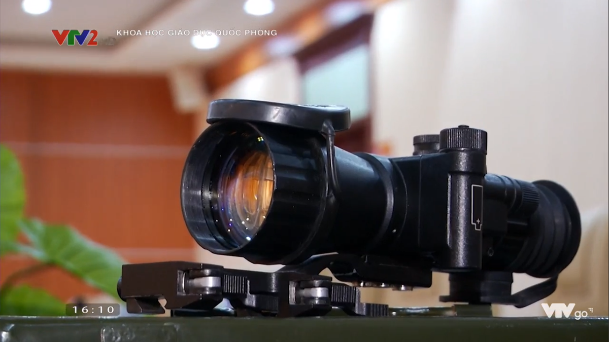 Còn đối với kính ngắm đêm KNĐ-GL32, theo Thiếu tá Nguyễn Xuân Hiệp thuộc Phòng Khí tài, Viện Vũ khí cho biết, mẫu kính này được áp dụng các công nghệ tiên tiến nhất của công nghiệp quốc phòng Việt Nam về thiết kế cũng như các chi tiết cấu thành mẫu khí tài này. Nguồn ảnh: VTV2.