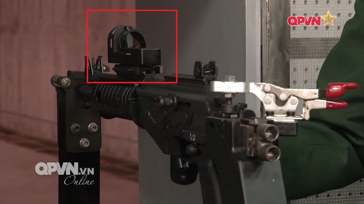 Dù vậy nếu các đối tác không hỗ trợ công nghệ sản xuất Mepro 21 thì chúng ta phải nhập khẩu 100% loại khí tài này với giá thành không hề rẻ. Điều này đặt ra một thử thách không hề dễ đối với các cán bộ, kỹ sư quân sự Viện Vũ khí – Tổng cục Công nghiệp Quốc phòng trước yêu cầu trang bị đồng bộ các loại kính ngắm quang học ngày/đêm trên súng trường Galil ACE. Nguồn ảnh: QPVN.