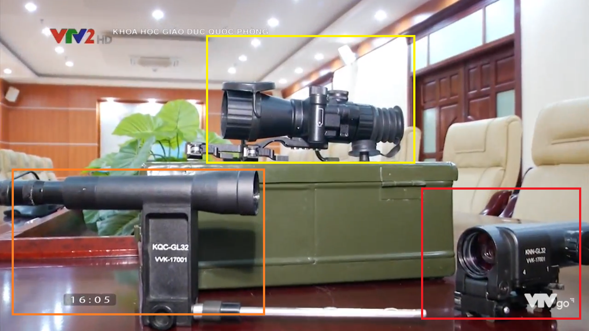 Trong ảnh là bộ ba kính ngắm ngày/đêm và kính quy chiếu cho súng trường Galil ACE do Viện Vũ khí chế tạo, lần lượt là kính ngắm ngày/đêm KNĐ-GL32, KNN-GL32 và KQC-GL32. Nguồn ảnh: VTV2.