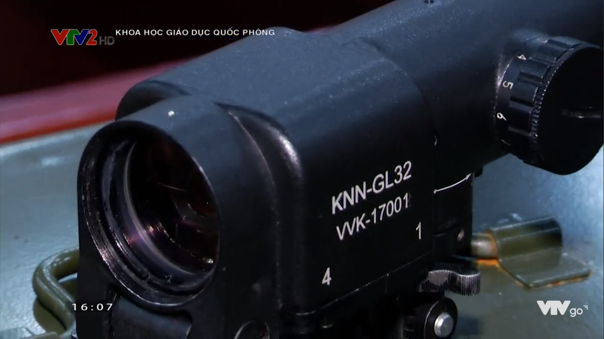 Trong đó đối với kính ngắm ngày KNN-GL32, do công nghệ in ảnh vạch khắc điểm đỏ trong nước chưa thực sự đáng tin cậy, nên nhóm đề tài đã nghiên cứu và áp dụng phương pháp chiếu ảnh từ ngoài để tạo điểm đỏ nhưng vẫn đảm bảo kích thước và vết ngắm bắn. Hiện tại kính ngắm KNN-GL32 có 2 chế độ phóng đại x1 và x4. Nguồn ảnh: VTV2.